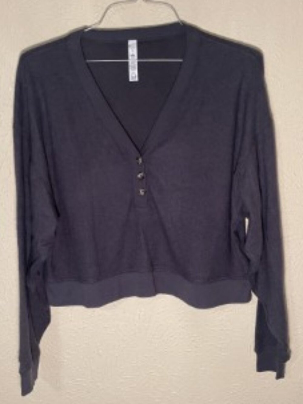ALO Yoga Charcoal Gray Long Sleeve V-Neck Cropped T-Shirt, Size Small